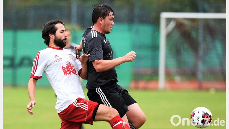 Johannes Stahl (links, im Trikot des TSV Tännesberg) hat das Amt des Spielertrainers beim SV Pullenried niedergelegt und sich dem Bezirksligisten SpVgg Vohenstrauß angeschlossen. Archivbild: Gerhard Büttner