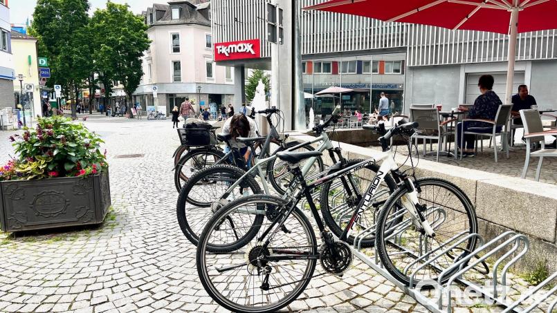 Die Halterungen für Fahrräder, auch "Felgenklemmer" oder "Felgenkiller" genannt, am Macerata-Platz vor dem NOC in Weiden sollen durch Anlehnbügel ersetzt werden. Bild: Gabi Schönberger