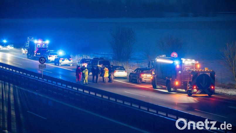Die Polizei hat die A3 im Landkreis Regensburg in beide Richtungen gesperrt. Bild: NEWS5 / Lars Haubner/NEWS5/dpa