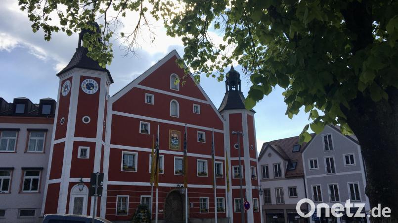 Wer übernimmt den Chefposten im Rathaus in Burglengenfeld? Bürgermeister Thomas Gesche tritt bei der Kommunalwahl am 8. März nicht mehr an, drei Männer bewerben sich um seine Nachfolge. Bild: upl