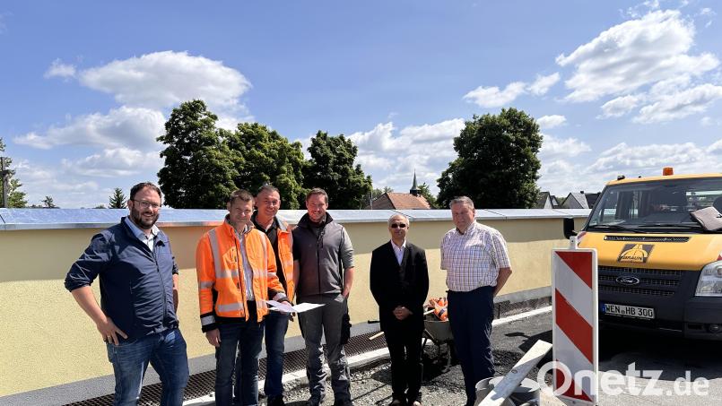 Von links: Besprechung an der Baustelle in der Sägstraße mit Zweitem Bürgermeister Julian Kraus, Daniel Utz, Christian Hierold, Michael Heindl, Pfarrer Varghese Puthenchira und Hans Wolfram. Bild: bk