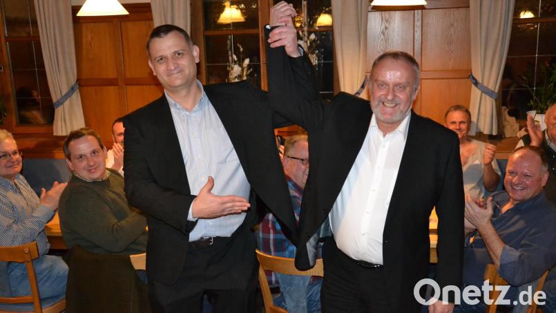 Ein Bild, dass es so heuer nicht mehr geben würde: Bereits 2020 konkurrierten Stefan Anderle (BZA, links) und Anton Peter (CSU) um das Amt des Bürgermeisters in Ammerthal. Noch am Wahlabend stattete Anderle der CSU einen Besuch im Gasthaus Erras ab. Anderle bedauerte rückblickend die Entscheidung, Peter in der Stichwahl unterstützt zu haben. "Es war der größte Fehler." Archivbild: Christopher Dotzler