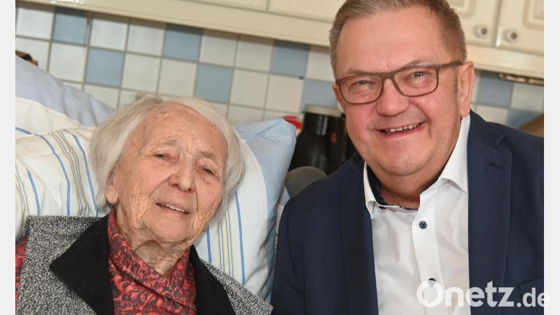 Ihren 103. Geburtstag konnte jetzt Eva Schneider in Amberg feiern. Bürgermeister Martin Preuß gratulierte ihr dazu. Bild: gf