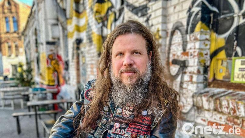 Bastian Zach liest in der Flosser Kleintierhalle. Bild: Christine Zach