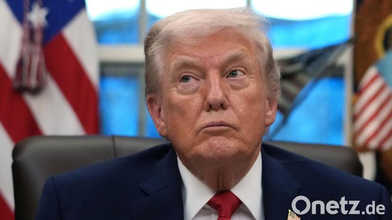 Trump erhöht den Druck auf Kuba - und setzt dafür einmal mehr auf Zölle. Bild: Allison Robbert/AP/dpa