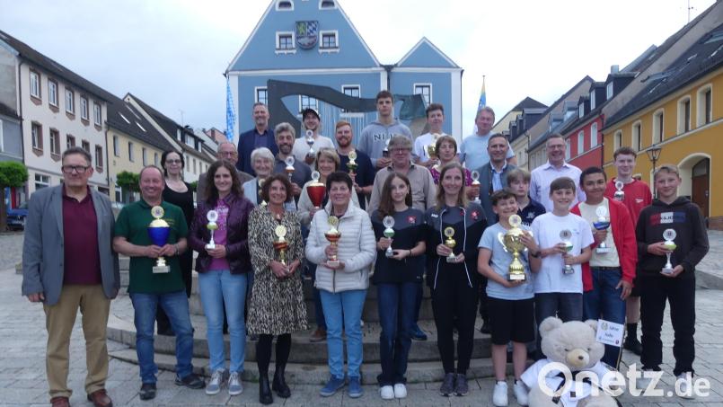 Harald Drobig (links) und Karolina Forster (Dritte von links) gratulierten den Pokalgewinnern. Bild: rn