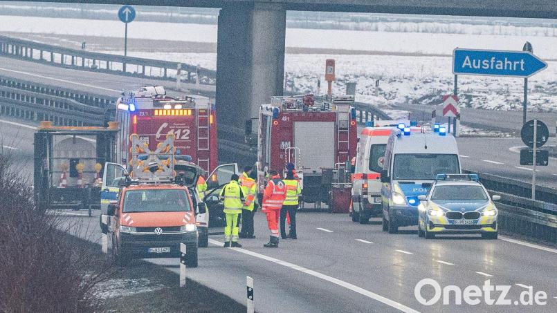 Die A3 blieb in Fahrtrichtung Passau bis zur Mittagszeit gesperrt. Bild: Armin Weigel/dpa