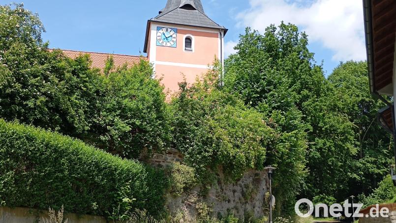 Die zur Kirche gehörende Friedhofsmauer in Ilsenbach soll saniert werden. An den Kosten beteiligt sich auch die Gemeinde Püchersreuth. Bild: Rudolf Schopper