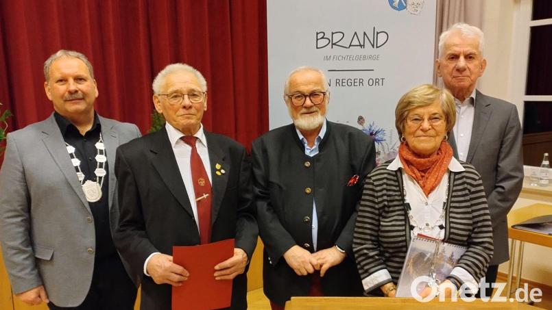 Beim Neujahrsempfang in Brand zeichnete Bürgermeister Bernhard Schindler (von links) Hans Scherm, Klaus Hars, Waltraud Sticht und Alfons Brucker für ihr herausragendes ehrenamtliches Engagement aus. Bild: Christian Drehobel