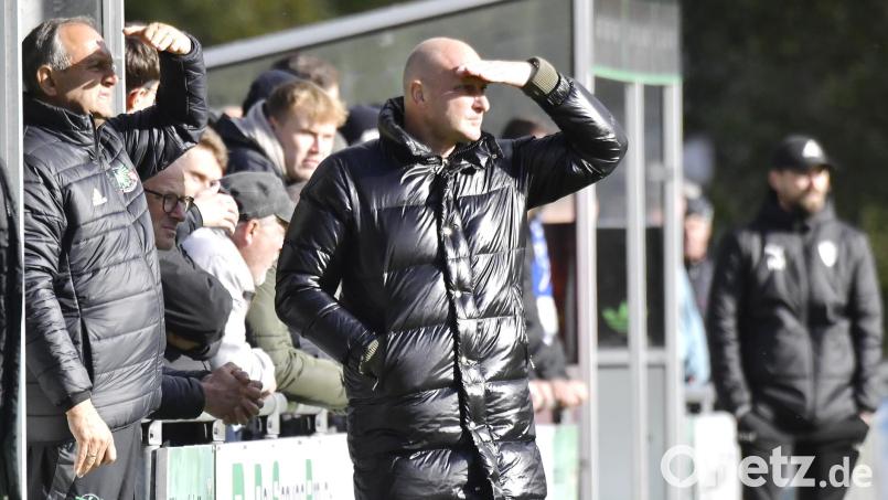 Tobias Rösl (Mitte) und das Trainerteam der DJK Ammerthal müssen in der Vorbereitung improvisieren. Archivbild: Hubert Ziegler