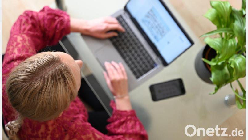 Wer im Internet Verträge abschließt, soll diese künftig einfacher wieder stornieren können. (Symbolbild) Bild: Helena Dolderer/dpa