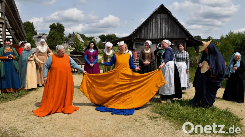 Mit einem wissenswerten Aktionswochenende begeisterten die Darstellerinnen im Geschichtspark Bärnau-Tachov. Gezeigt wurde unter anderem, wie sich Frauen im Mittelalter modisch in ihrem Standesdünkel unterschieden. Bild: ubb