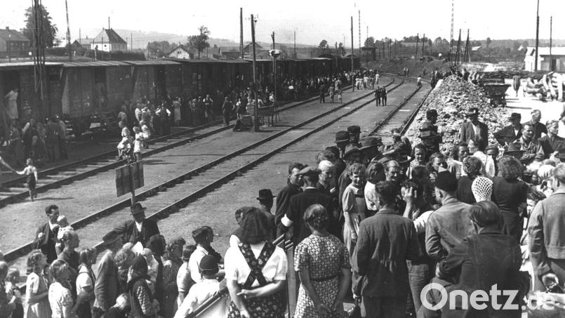Die ankommenden Güterzüge wurden geleert, die Menschen am Bahnhof registriert und erstversorgt. Bild: Archiv Werner Robl