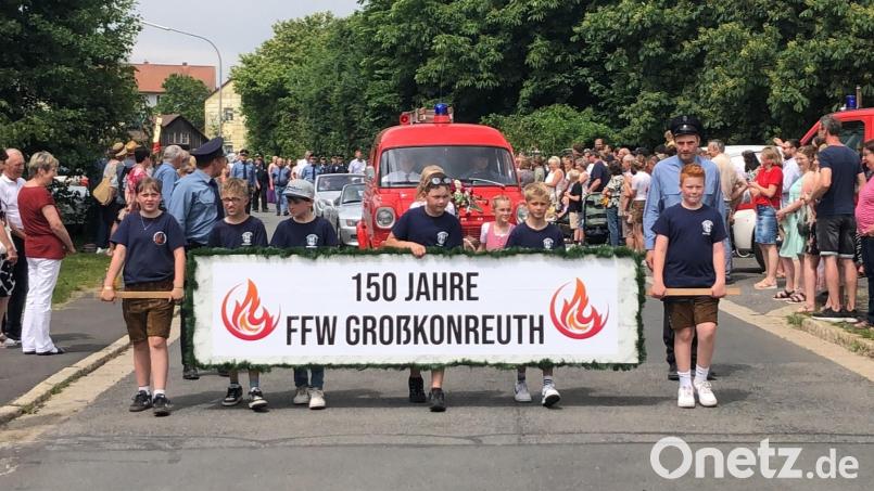 Der Festzug der Freiwilligen Feuerwehr Großkonreuth wurde von den Dorfkindern angeführt. Bild: wro