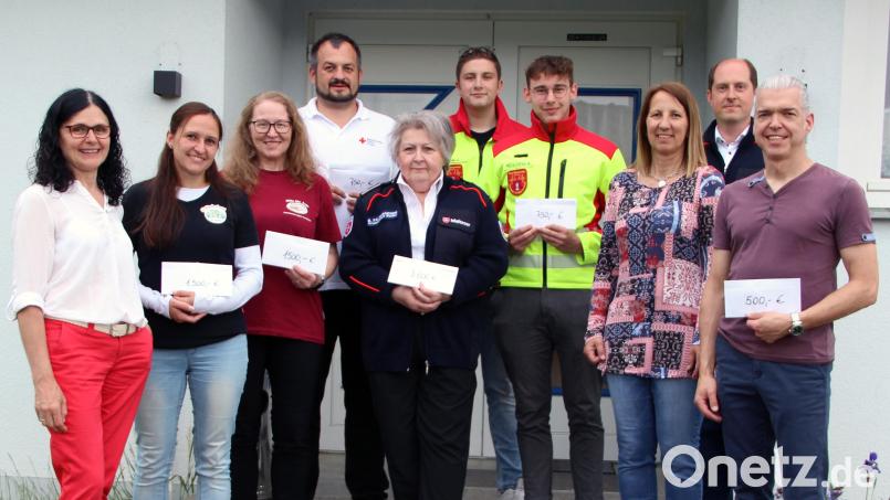 Das Engagement des Krapfenbackteams ist enorm. Insgesamt wurden dieses Jahr 10.500 Krapfen hergestellt und der Erlös von 8000 Euro nun an sechs Institutionen überreicht: Förderverein Grundschule, First Responder, BRK, Kinderhaus, Hilfe für Anja sowie der Wünschewagen der Malteser wurde dieses Mal bedacht. Bild: Petra Lettner