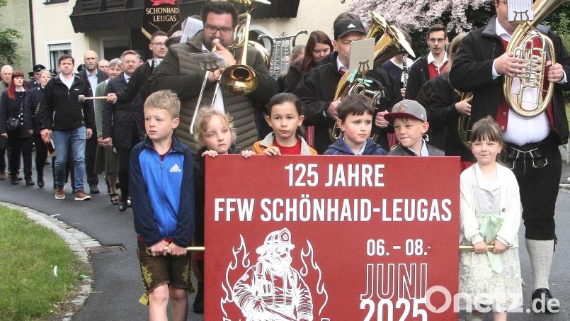 Den Anfang des Kirchenzuges am Pfingstsonntag machen die Dorfkinder. Bild: wro