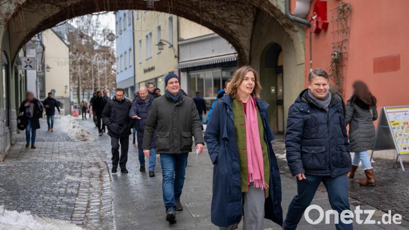 Die IHK hatte die Kandidaten für den Posten des Weidener Oberbürgermeisters zu einem Rundgang durch die Innenstadt geladen um die künftige Entwicklung zu diskutieren. Bild: Marina Gube