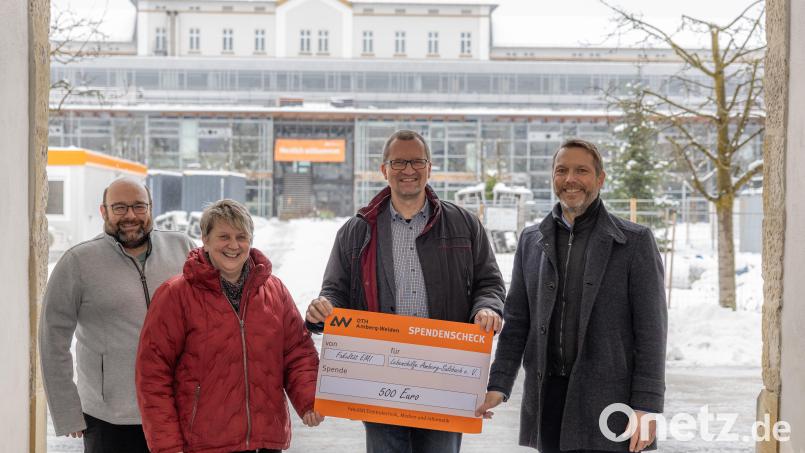 Symbolische Scheckübergabe: Gerald Pirkl (l.) und Ulrich Schäfer (2. v. r.) überreichten 500 Euro an Katrin Panek (2. v. l.) und Bernhard Vahle (r.). Bild: David Trott