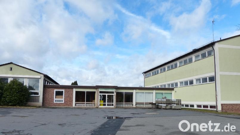 Für den Abriss der alten Schule mit Turnhalle und den Bau des Bürgerhauses muss Kohlberg bis zu eine Million Euro selbst aufbringen. 2026 soll der Neubau stehen. Archivbild: hme