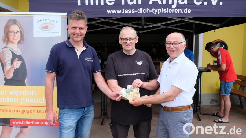 Vor dem Typisierungsraum im Tremmersdorfer Feuerwehrhaus überreichten Bürgermeister Albert Nickl (rechts) und sein Stellvertreter Roland Hörl (links) dem „Anja“-Vereinsvorsitzenden Michael Sporrer eine Spende in Höhe von 600 Euro. Bild: Robert Dotzauer
