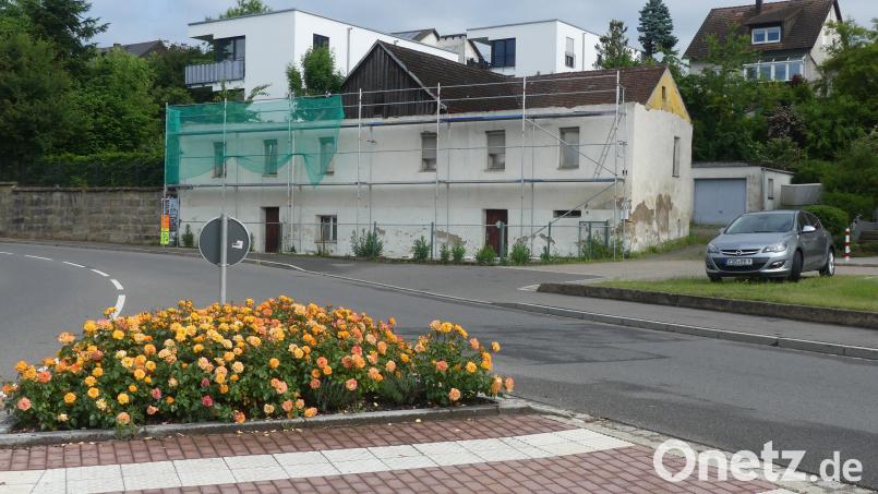 Das Anwesen Speinsharter Straße 1 soll nach dem Entfernen des alten Satteldaches nun ein Pultdach mit PV-Anlage erhalten. Bild: rn