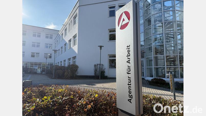 Im Januar 2026 verzeichnet der Agenturbezirk Weiden einen Anstieg der Arbeitslosigkeit. Schnee und Kälte sind der Grund für die saisonübliche Entwicklung. Symbolbild: Gabi Schönberger