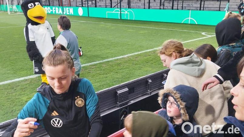 Nah an den Fans: Sarah Ernst wechselt in die erste Liga. Das Autogramme schreiben hat sie bereits als U-Nationalspielerin geübt. Bild: Ernst/privat
