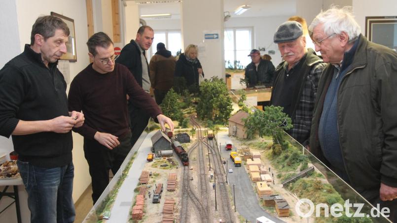 Thomas Sax (Zweiter von links) erläutert den Besuchern gerne die gesamte Anlage. Bild: pi