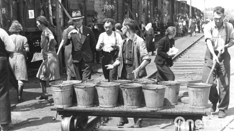 Die Ankommenden, die unter Zwang ihre Heimat verlassen mussten, wurden mit Suppe aus Eimern versorgt. Bild: Archiv Werner Robl