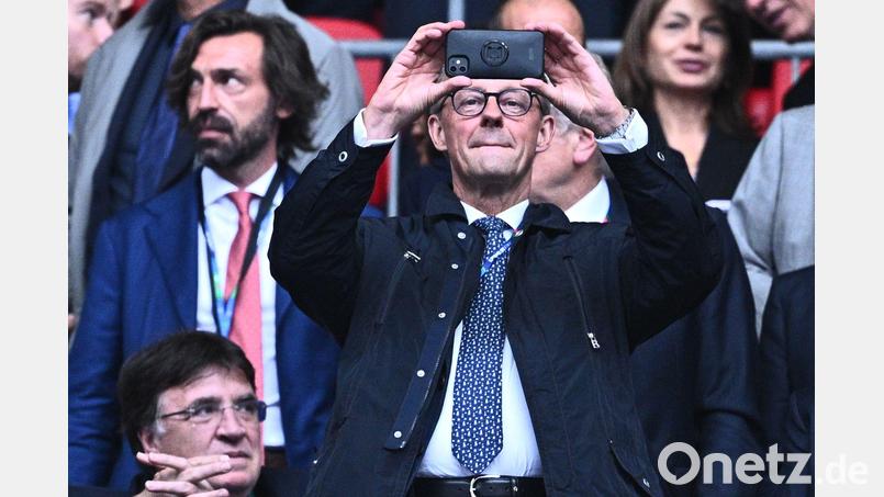 Am Sonntag will Kanzler Merz den deutschen Handballern vor Ort die Daumen drücken. (Archivbild) Bild: Tom Weller/dpa
