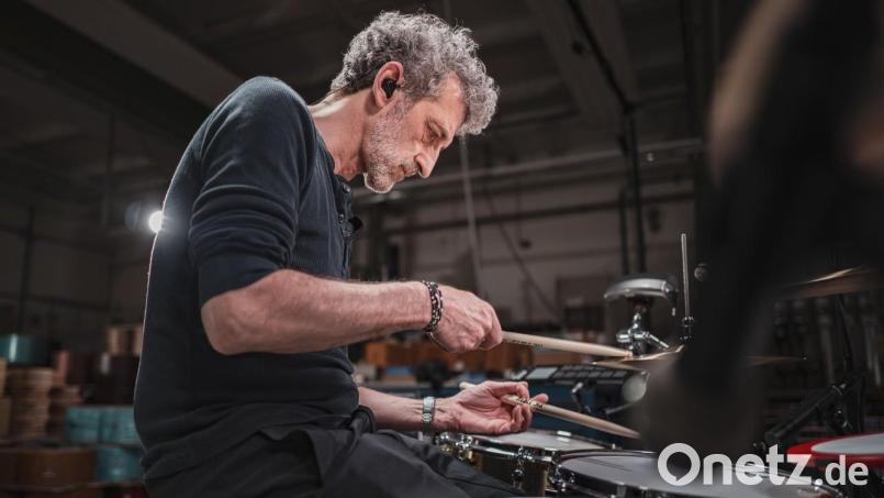 Me/Machine ist das neue Projekt des legendären Schlagzeugers Jojo Mayer bei dem Live-Drumming auf Künstliche Intelligenz trifft. Bild: Karin Grace/exb