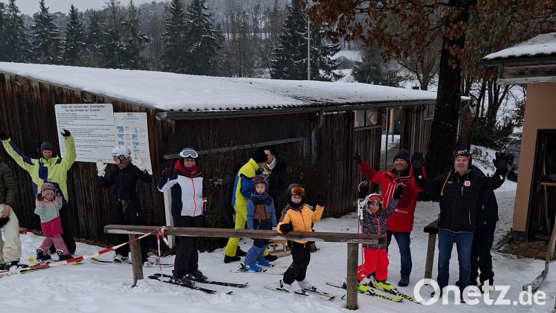 Am Lift in Ödengrub ist der Jubel groß: So viel Schnee habe es schon lange nicht mehr gegeben, freut sich Skiclub-Vorsitzender Rudi Pösl mit den Ehrenamtlichen, die die Anlage betreiben. Bild: Rudi Pösl