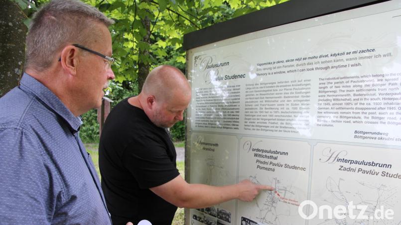 Matous Horacek und Alfred Wolf (links) vor einer Gedenktafel von Paulusbrunn. Bild: kro
