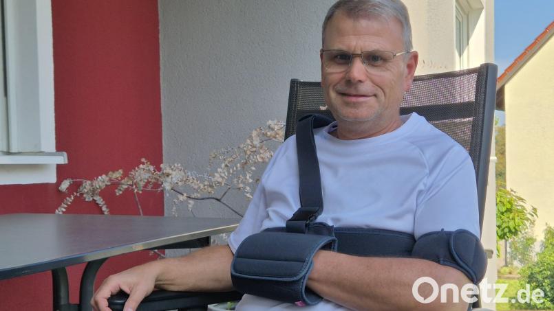 Um die operierte Schulter zu schonen, muss Karlheinz Budnik noch eine Schlinge tragen. Mitte Mai war der Windischeschenbacher Bürgermeister mit dem Mountainbike gestürzt. Bild: Lowak