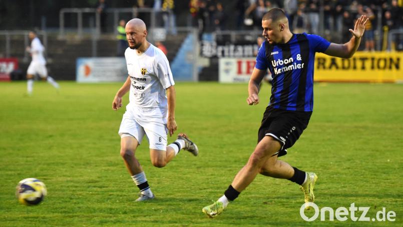 Jahri Sylejmani (rechts) und die SpVgg SV Weiden testen bei der U19 des SSV Jahn. Bild: Gerhard Büttner