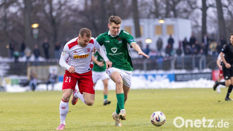 Eric Hottmann (links) und die Regensburger landeten in Schweinfurt einen wichtigen Sieg. Bild: Sascha Janne