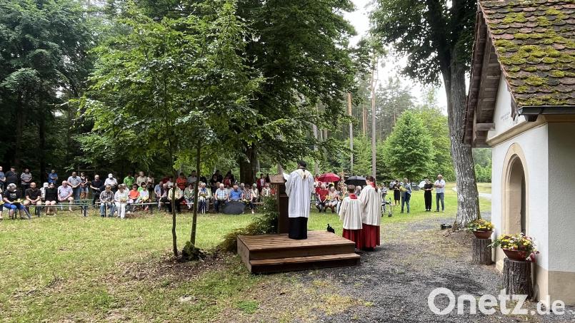 Der Vilsecker Pfarrer Hrudaya Kumar Madanu betete mit den Gläubigen bei der Andacht an der Wolfsschützenkapelle. Bild: mor