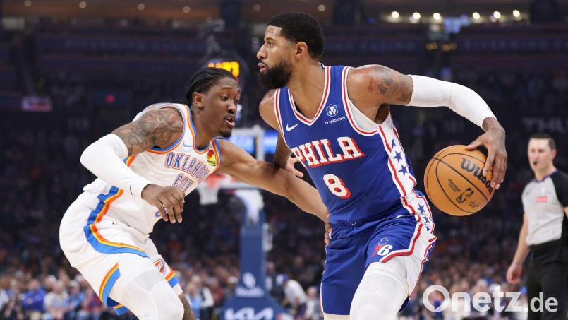 Die Philadelphia 76ers müssen länger auf Paul George (r) verzichten. (Archivbild) Bild: Nate Billings/AP/dpa