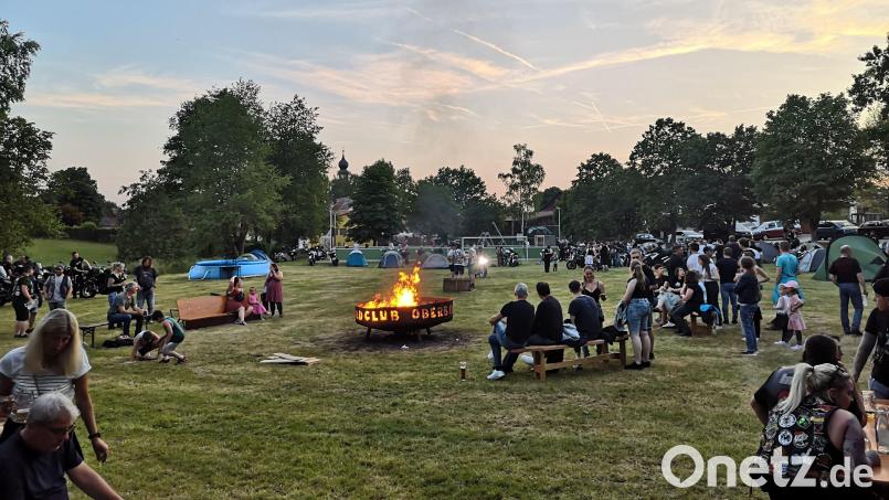Auch Biker haben Sinn für Lagerfeuerromantik, wie sich beim Treffen im Bibertal zeigte. Bild: edo
