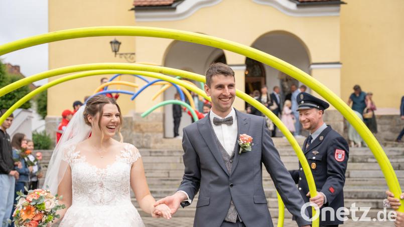 Madlen und Michael Koller haben sich in der St.-Johannes-Nepomuk-Kirche vor Dekan Alexander Hösl ewige Treue versprochen. Bild: Eva Greßmann/exb