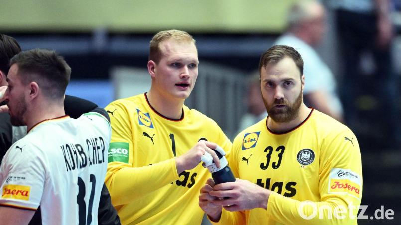 Andreas Wolff (r) hat die Torwart-Diskussion nach dem EM-Hauptrundenspiel gegen Dänemark kritisiert. Bild: Sina Schuldt/dpa