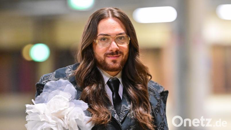 Riccardo Simonetti besuchte die Show von Kilian Kerner. Bild: Sebastian Christoph Gollnow/dpa