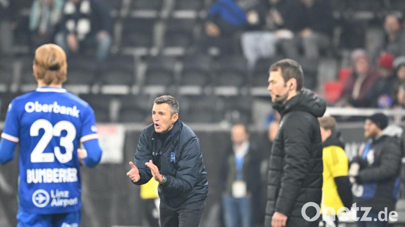 Michael Köllner (Mitte) feuert seine Jungs von Blau-Weiß Linz an. Am Ende verlor der neue Klub des Fuchsmühlers gegen den Linzer ASK mit 2:3. Bild: Fotokerschi/Werner Kerschbaummayr