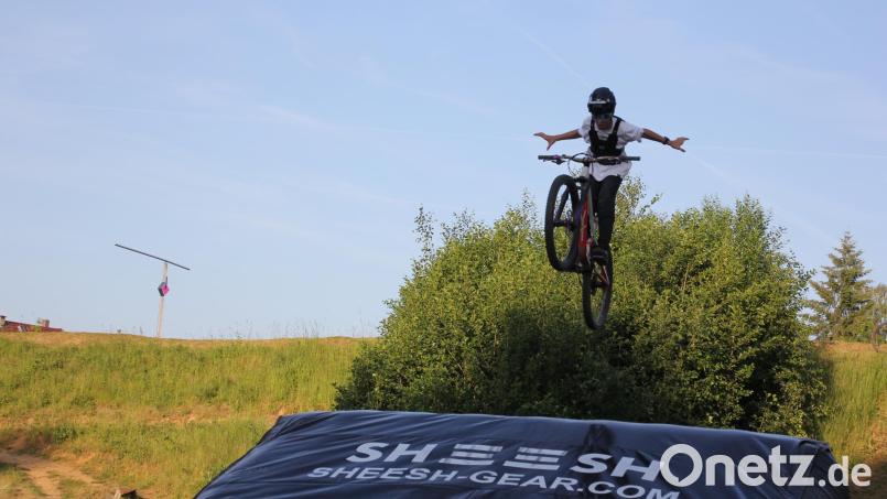 Spektakuläre Sprünge gab es bei der "Bike Jump Show" zu sehen. Bild: kro