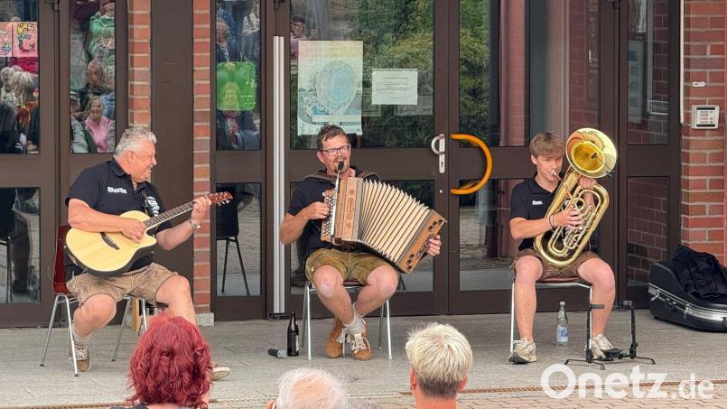 Von links: Martin Kindl, Josef Rauch und Andreas Wüst spielten hier noch im Trockenen. Bild: pi