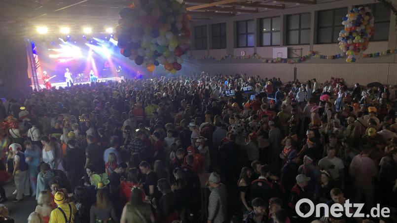 Rund 1800 Leute feierten beim HCL-Superfasching in Wiesau eine große Party. Bild: wro