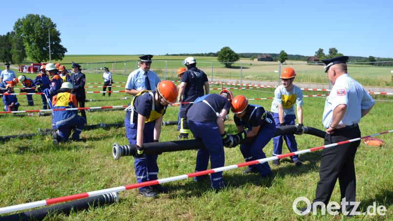 Beim Schlauchkuppeln müssen alle zusammen helfen. Bild: gi