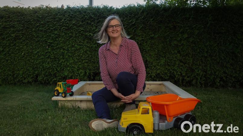 Maria Kraus startet im August mit ihrer Tagespflegeeinrichtung. Im Garten können die Kinder unter anderem im Sandkasten spielen. Bild: Lisa Schmeller/exb