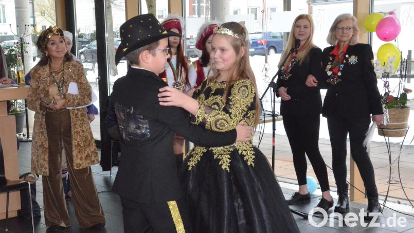 Den Eröffnungswalzer tanzte das Kinderprinzenpaar der Narrhalla Weiden. Bild: Kunz