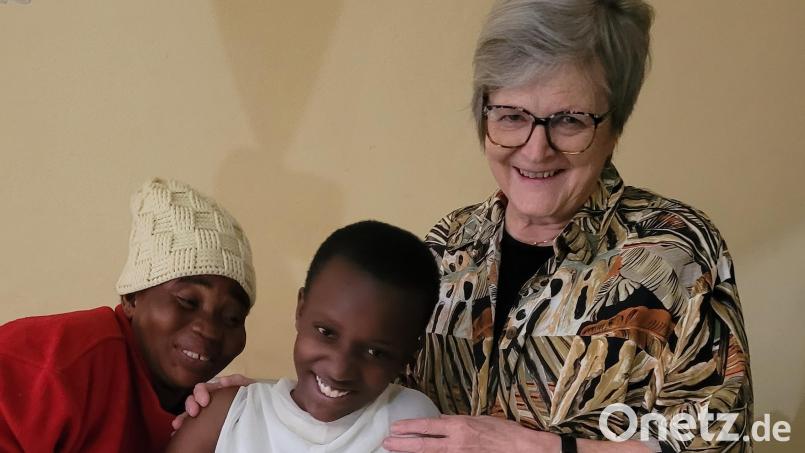 Zum 25-jährigen Bestehen der Aktion Feuerkinder ist ein Bildband erschienen, der die Entwicklung des Hilfsprojekts dokumentiert. Im Bild Dr. Annemarie Schraml zusammen mit der jungen Patientin Belinda und deren Mutter. Archivbild: Rummelsberger Diakonie/exb